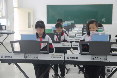 与音乐牵手 随幸福成长 万利乐器爱心捐赠行动在苏州举办 
