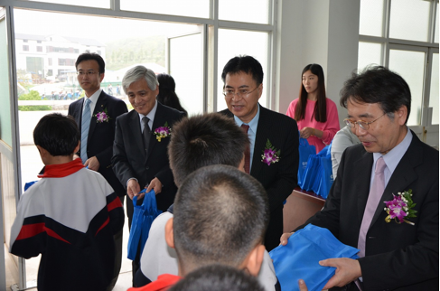 与音乐牵手 随幸福成长 万利乐器爱心捐赠行动在苏州举办 
